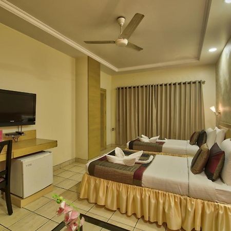 Vishwaratna Hotel Гувахати Екстериор снимка