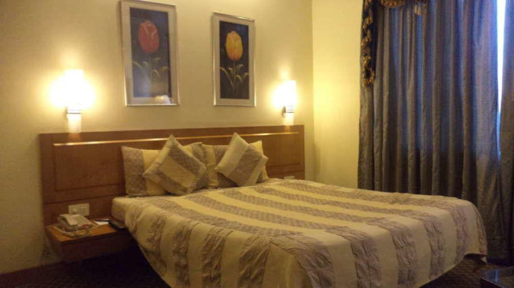 Vishwaratna Hotel Гувахати Екстериор снимка