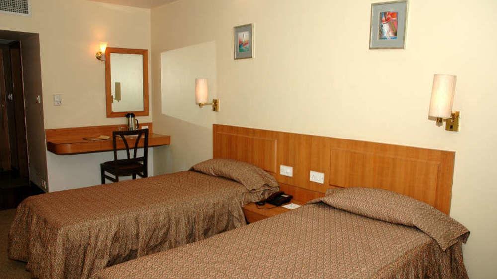 Vishwaratna Hotel Гувахати Екстериор снимка