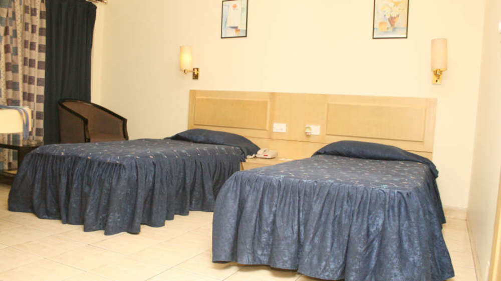 Vishwaratna Hotel Гувахати Екстериор снимка