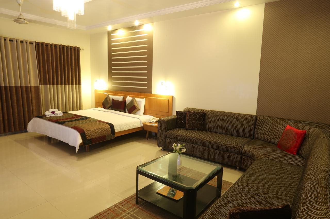 Vishwaratna Hotel Гувахати Екстериор снимка