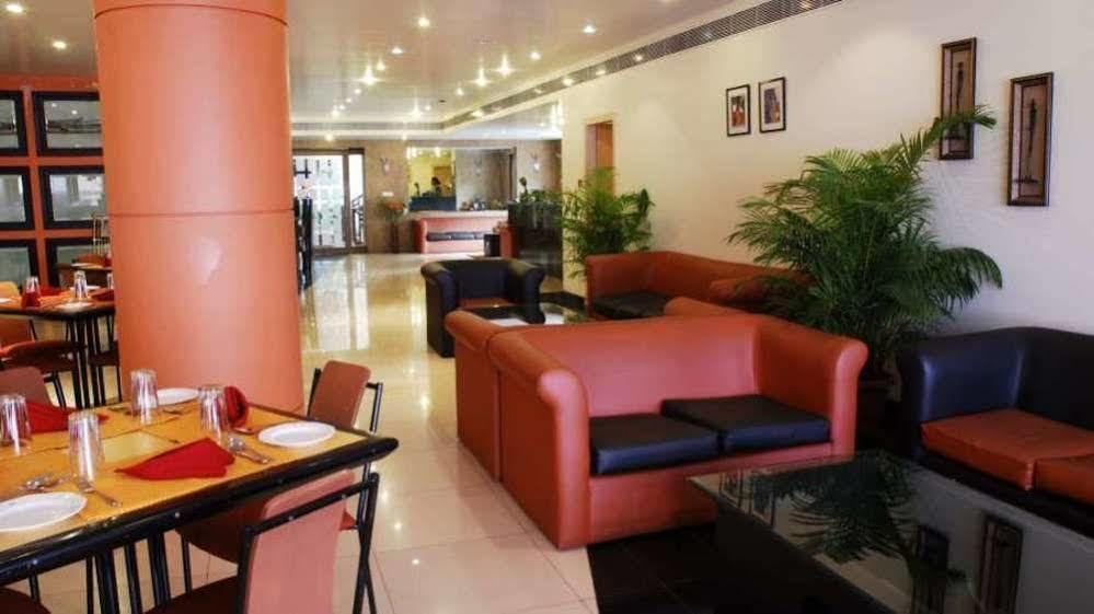 Vishwaratna Hotel Гувахати Екстериор снимка