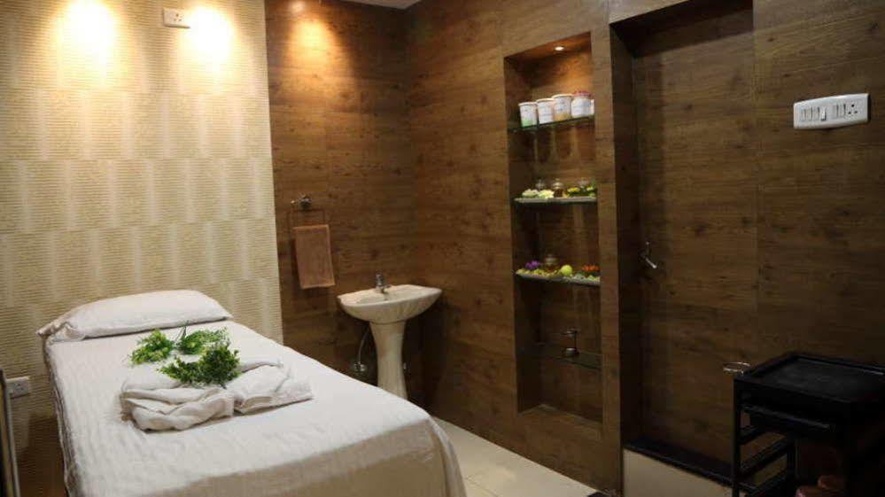 Vishwaratna Hotel Гувахати Екстериор снимка