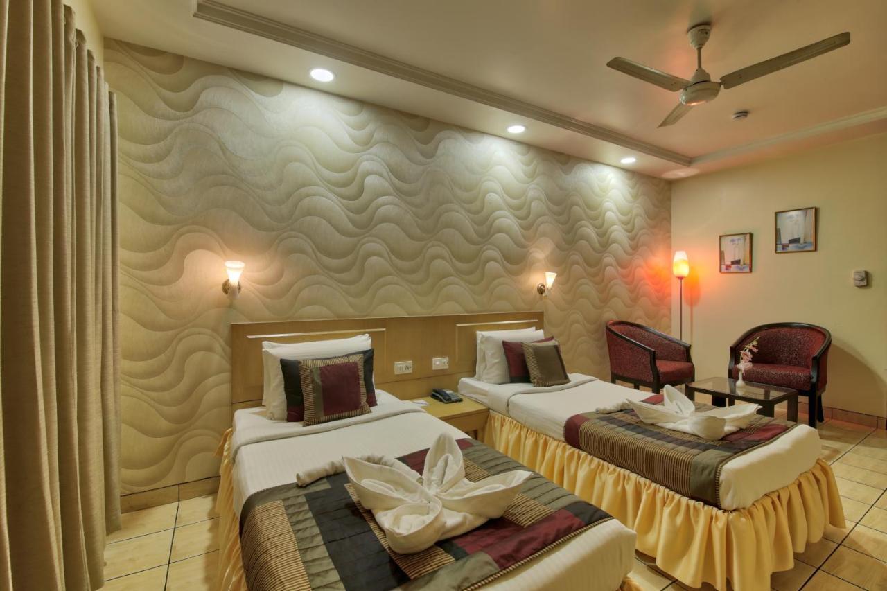 Vishwaratna Hotel Гувахати Екстериор снимка