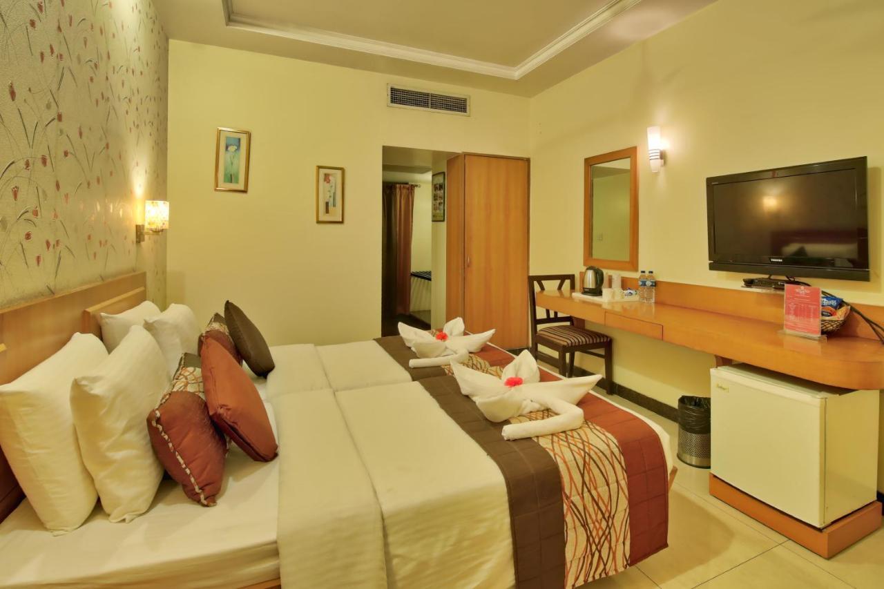 Vishwaratna Hotel Гувахати Екстериор снимка
