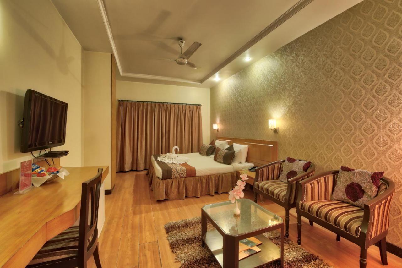 Vishwaratna Hotel Гувахати Екстериор снимка