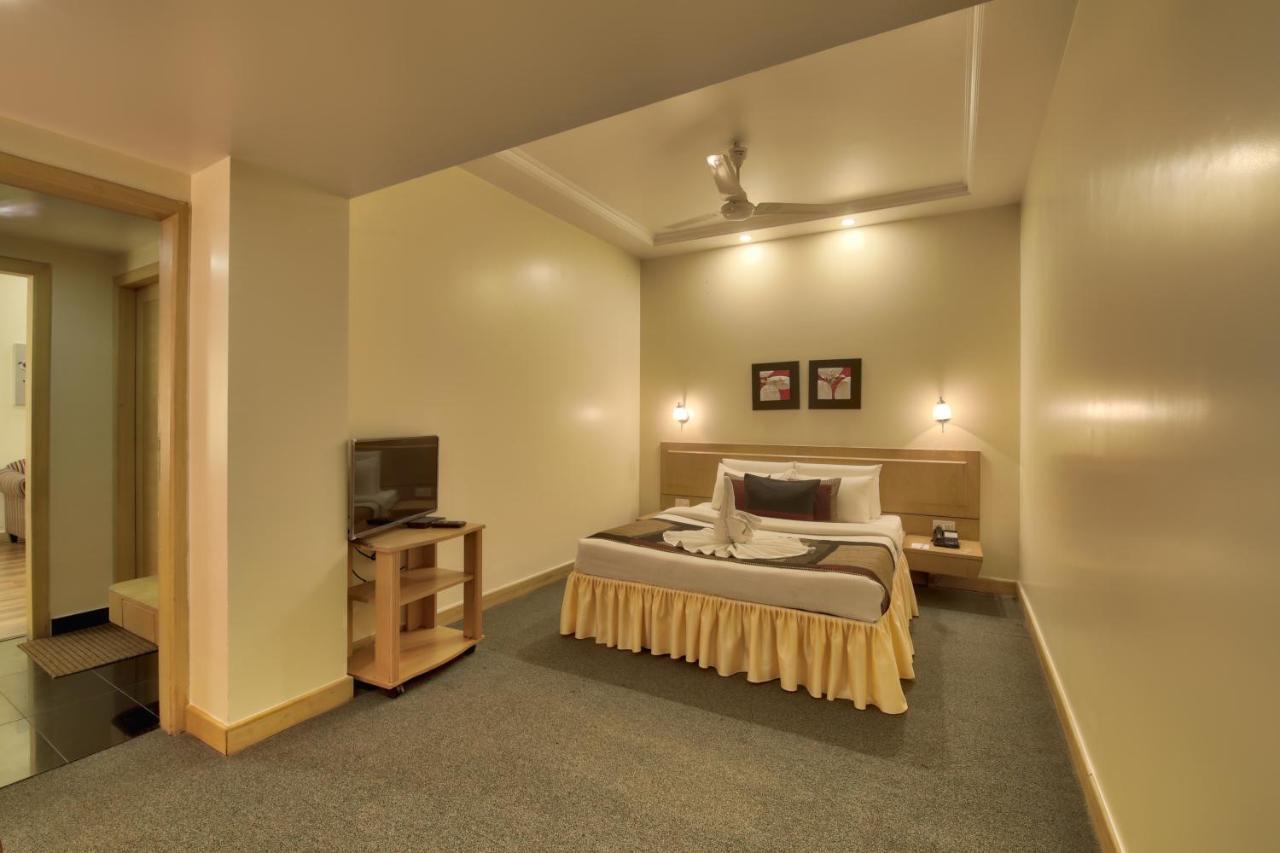 Vishwaratna Hotel Гувахати Екстериор снимка