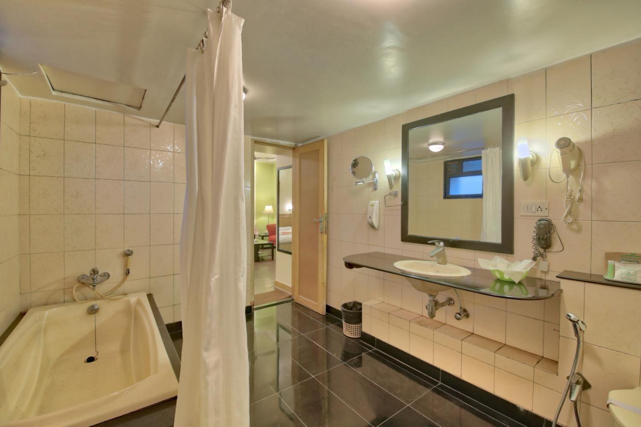 Vishwaratna Hotel Гувахати Екстериор снимка